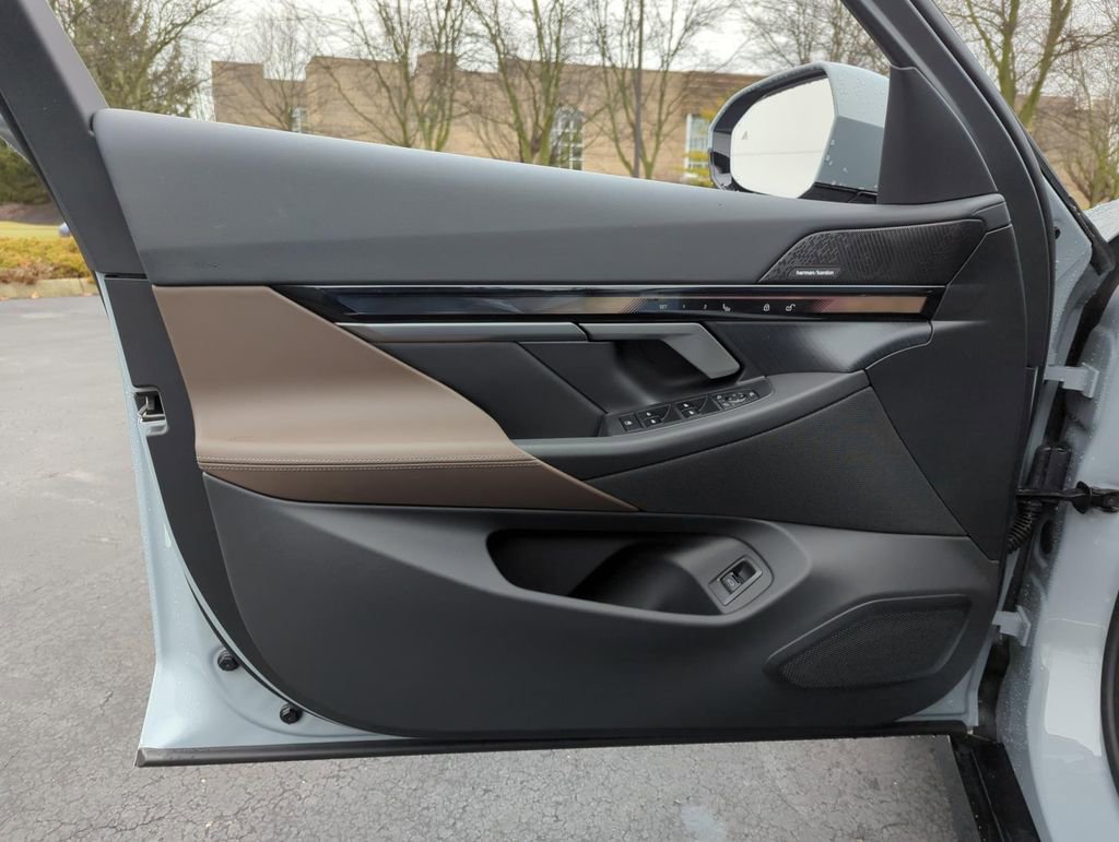 New 2024 BMW i5 eDrive40i w/ M Sport Package image 11