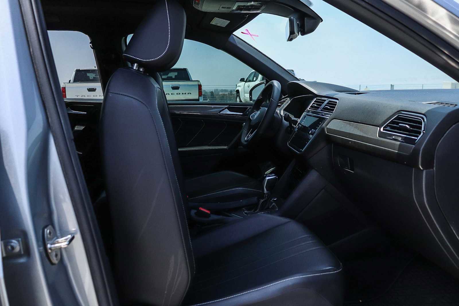 Certified 2022 Volkswagen Tiguan SE R-Line FWD image 15