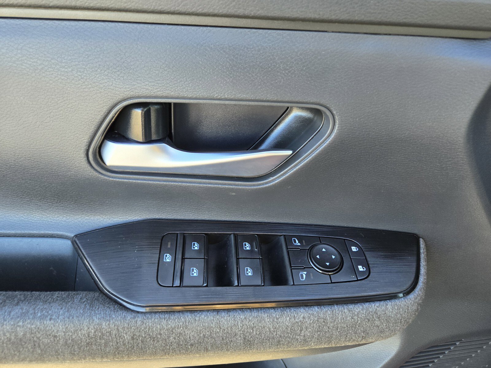 Used 2025 Nissan Kicks SV FWD image 17