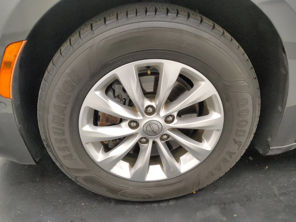 Used 2018 Chrysler Pacifica Touring-L Plus w/ Advanced Safetytec Group FWD image 31