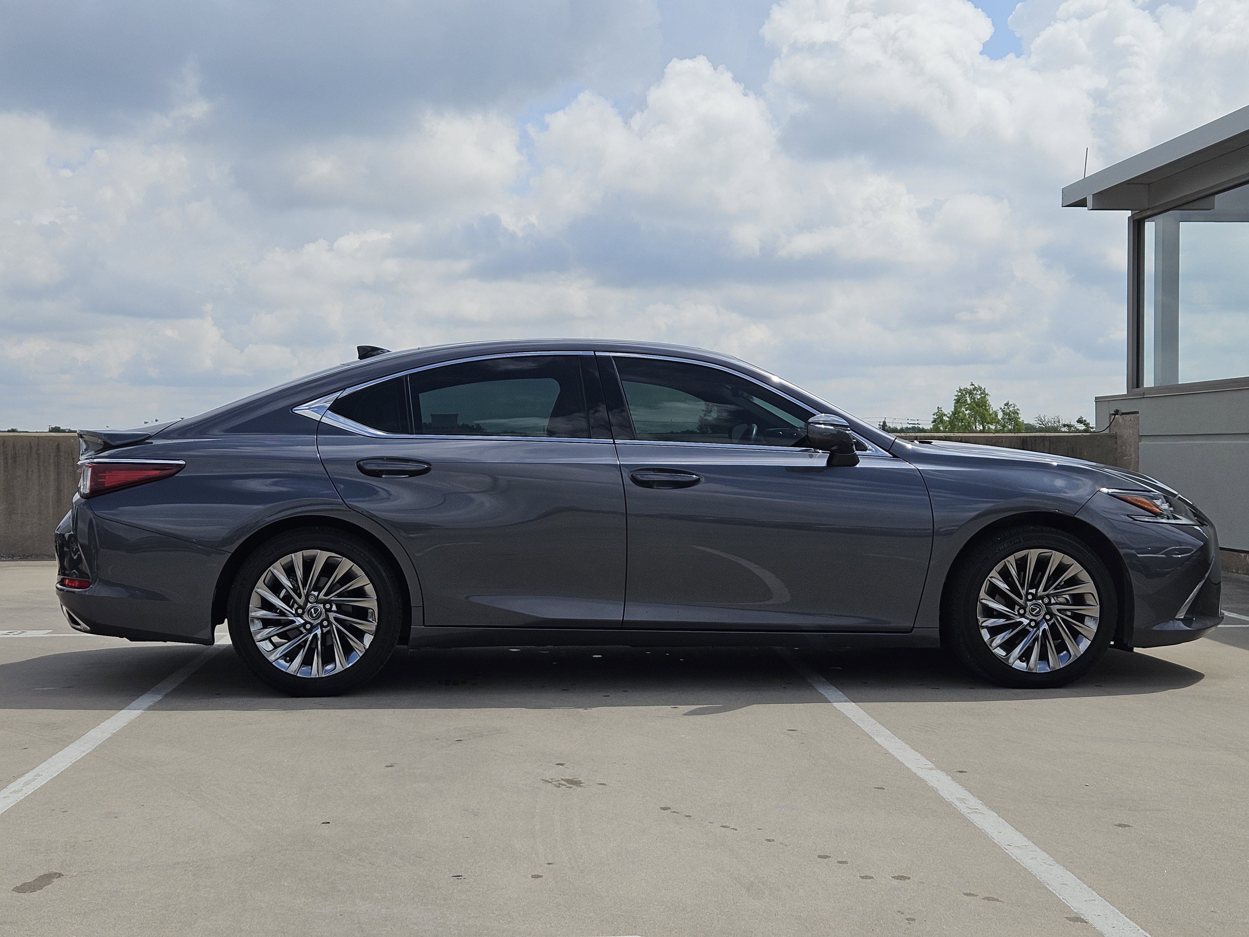 Used 2024 Lexus ES 350 Ultra Luxury w/ Accessory Package (Z2) FWD image 9