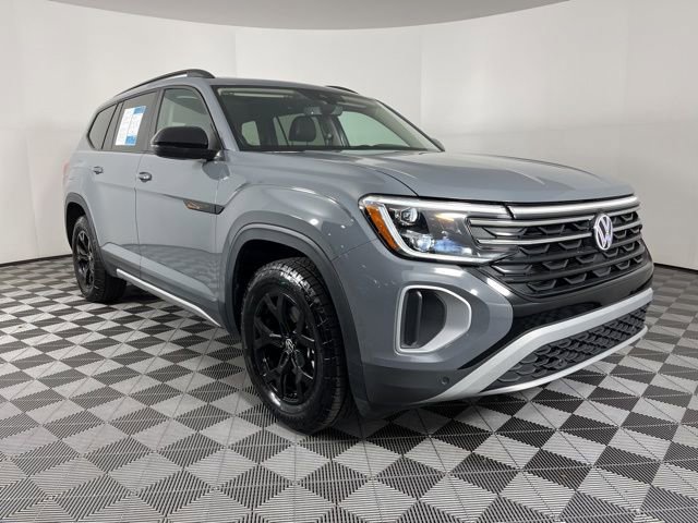 Used 2024 Volkswagen Atlas Peak Edition SEL image 2