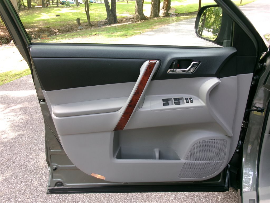Used 2012 Toyota Highlander Limited w/ Tow Pkg FWD image 10