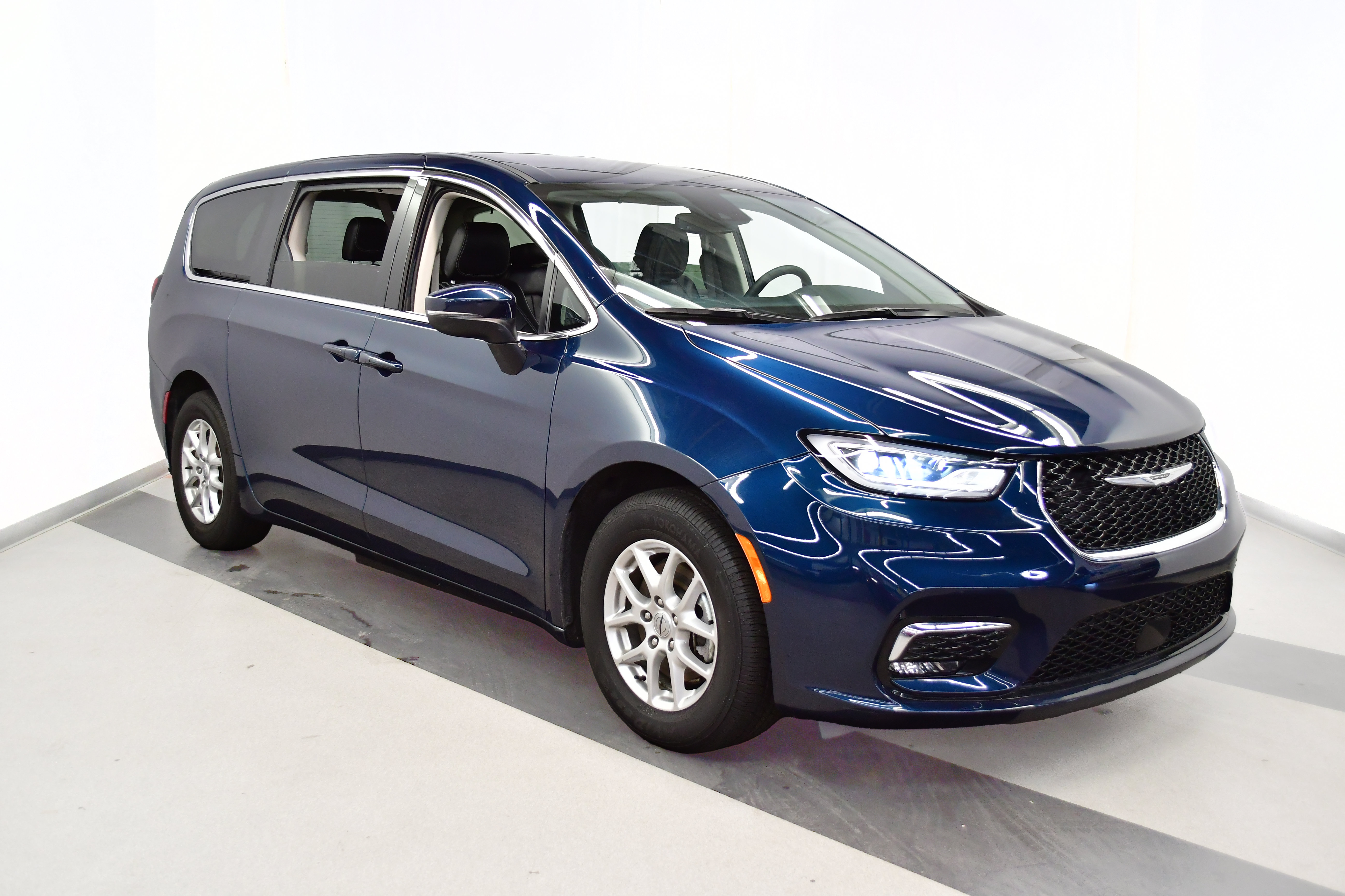 Used 2023 Chrysler Pacifica Touring-L w/ Uconnect Theater Family Group FWD image 2