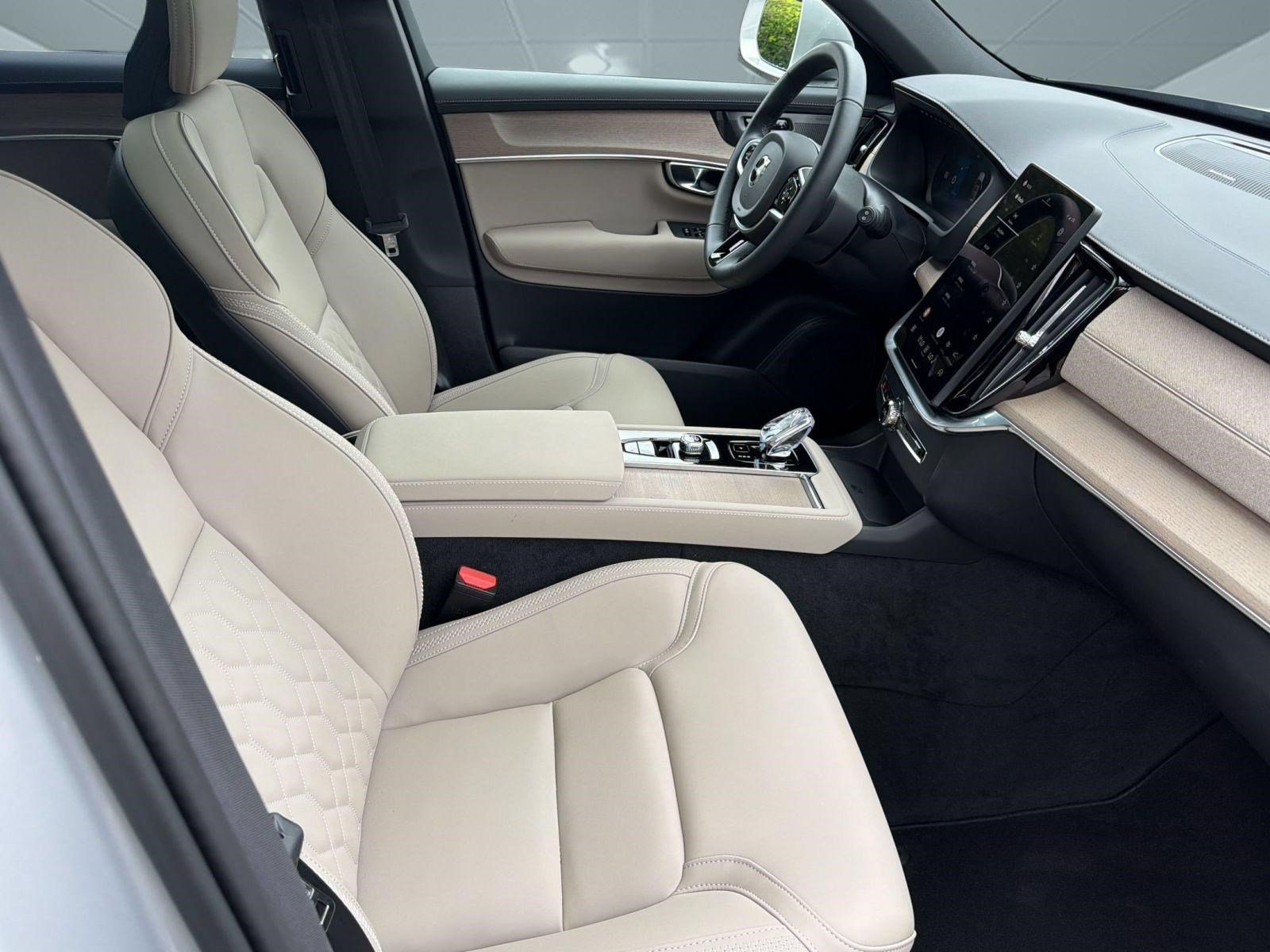 Certified 2025 Volvo XC90 B5 Plus AWD/4WD image 23