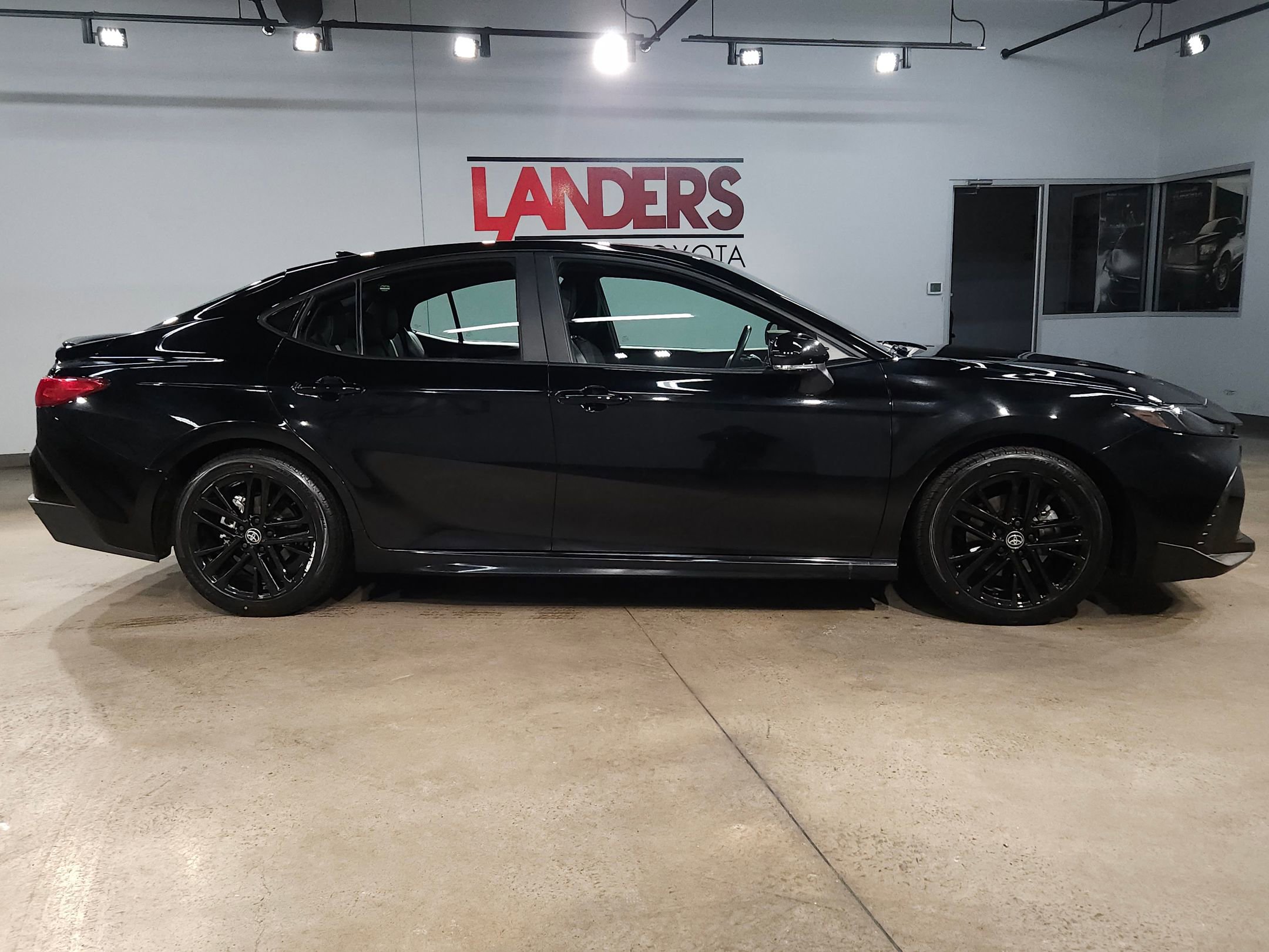 Used 2025 Toyota Camry SE image 8