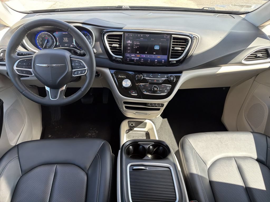 Used 2024 Chrysler Pacifica Touring-L FWD image 15