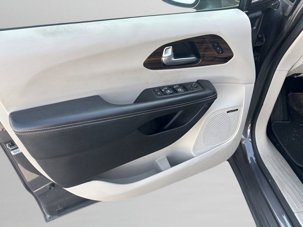 Used 2021 Chrysler Pacifica Limited w/ Premium & Safety Sphere Group image 17