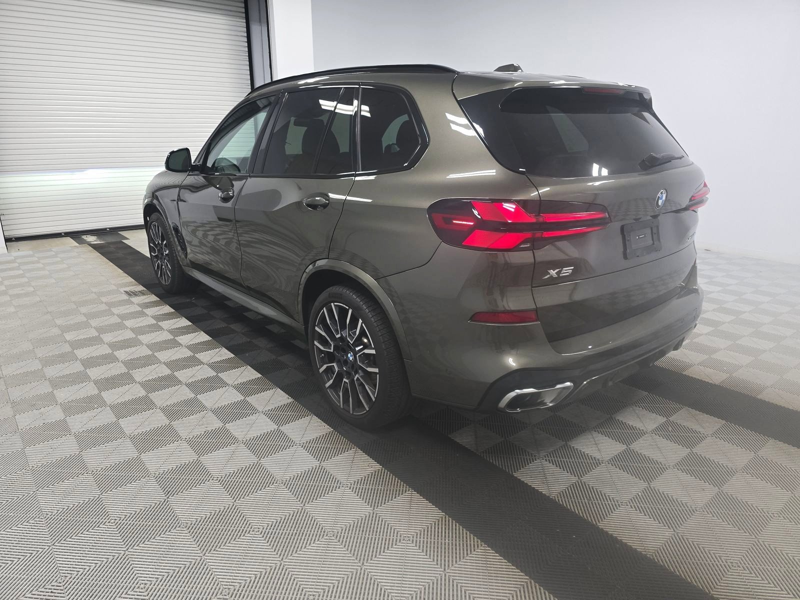 Used 2024 BMW X5 xDrive40i w/ M Sport Package image 4