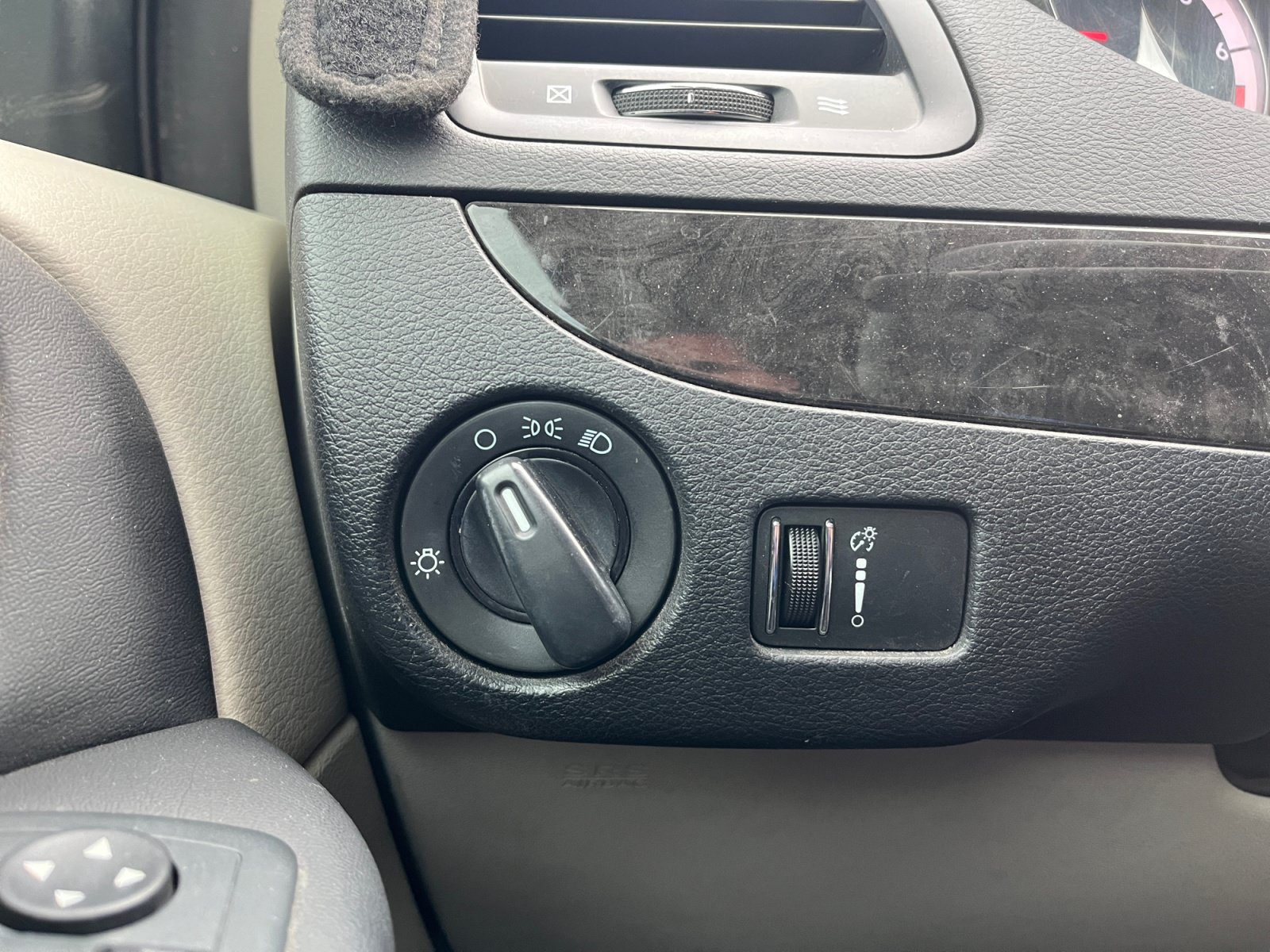 Used 2013 Dodge Grand Caravan SXT FWD image 27