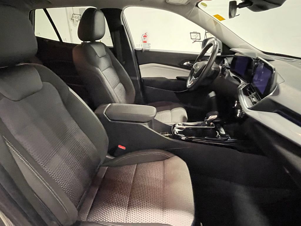 Used 2024 Chevrolet Trax LT w/ Sunroof Package image 25