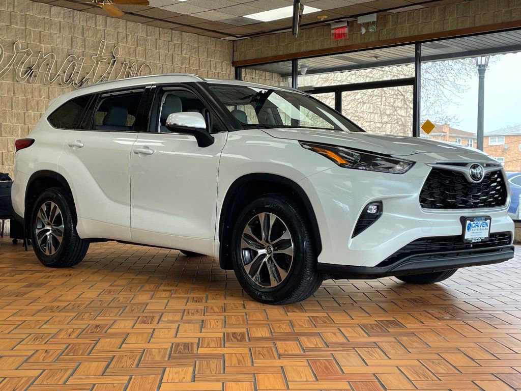 Used 2022 Toyota Highlander XLE AWD/4WD image 8