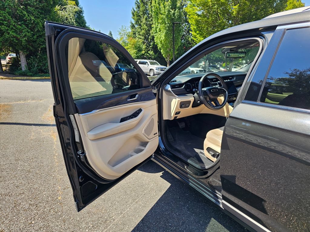 Used 2023 Jeep Grand Cherokee L Limited w/ Luxury Tech Group II AWD/4WD image 21