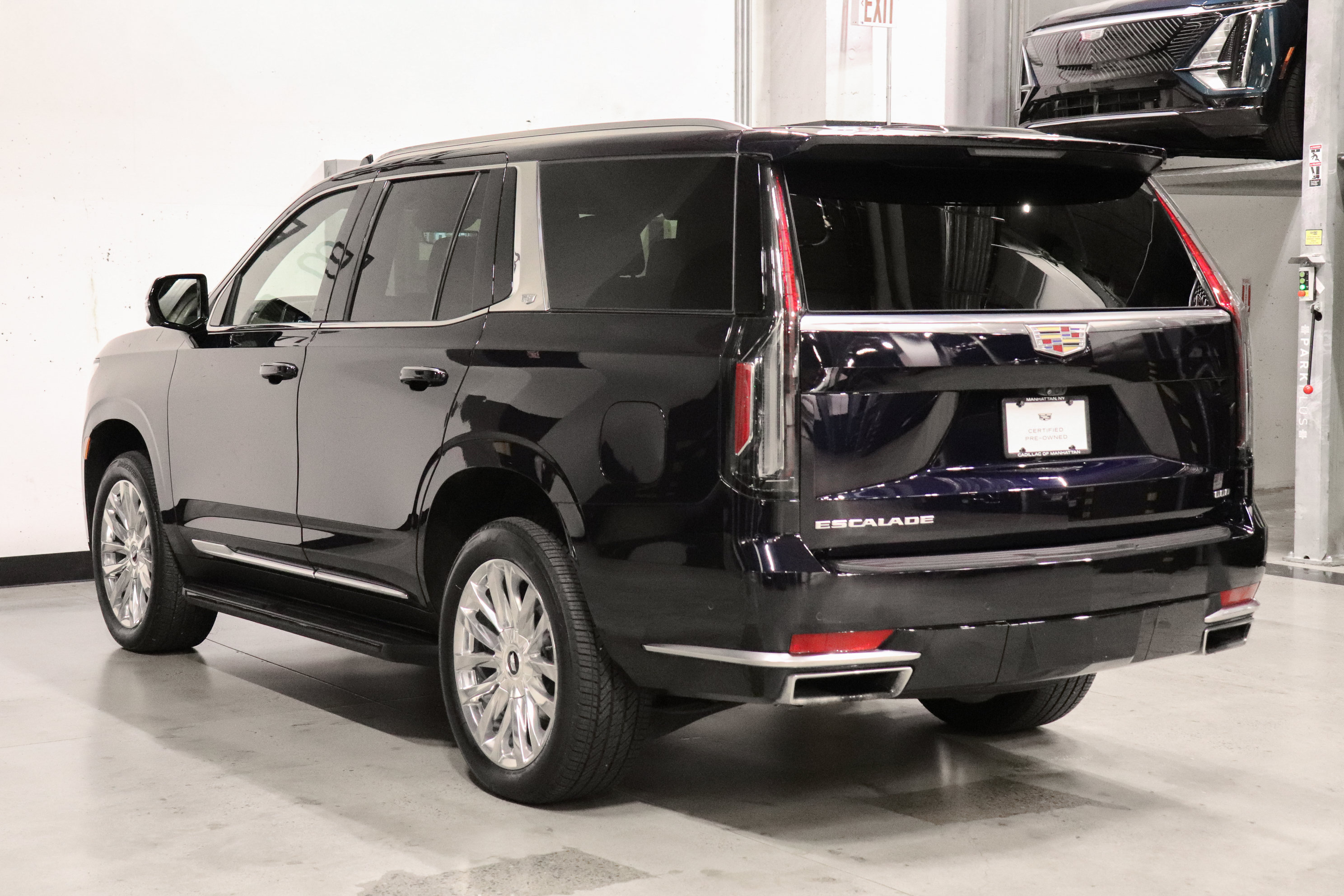 Used 2024 Cadillac Escalade Premium Luxury AWD/4WD image 3