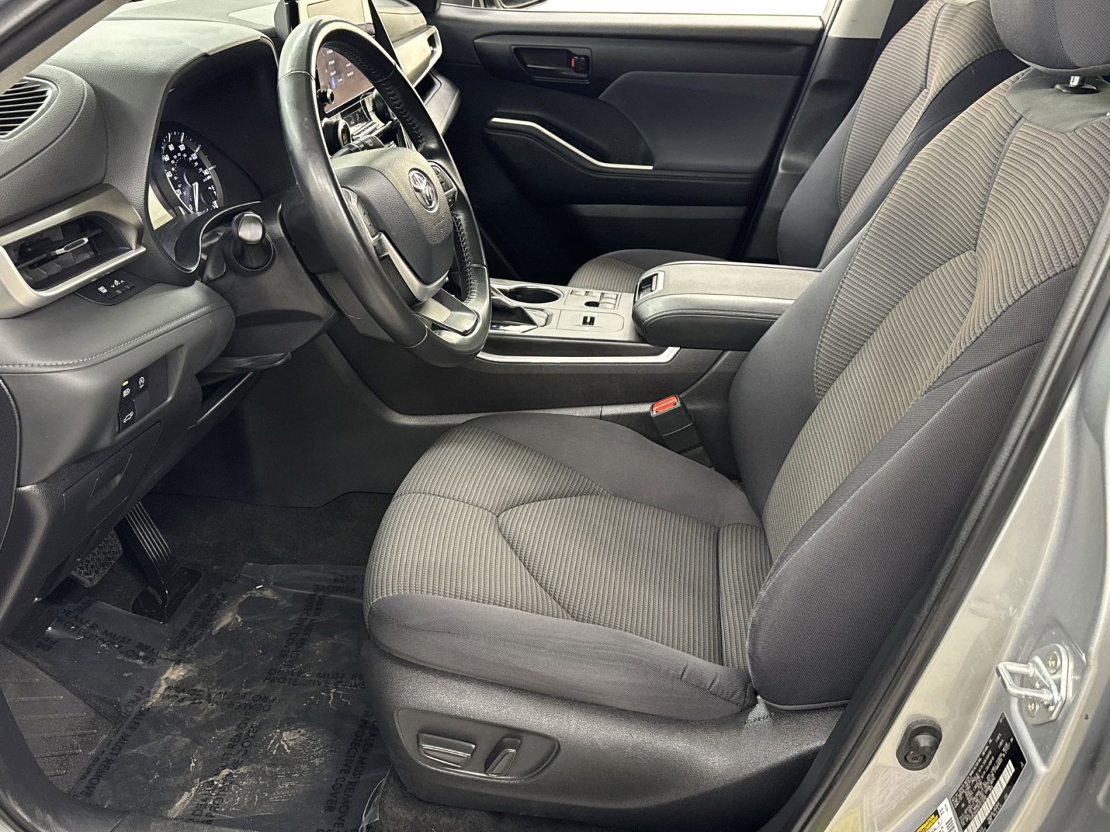 Used 2023 Toyota Highlander LE image 2