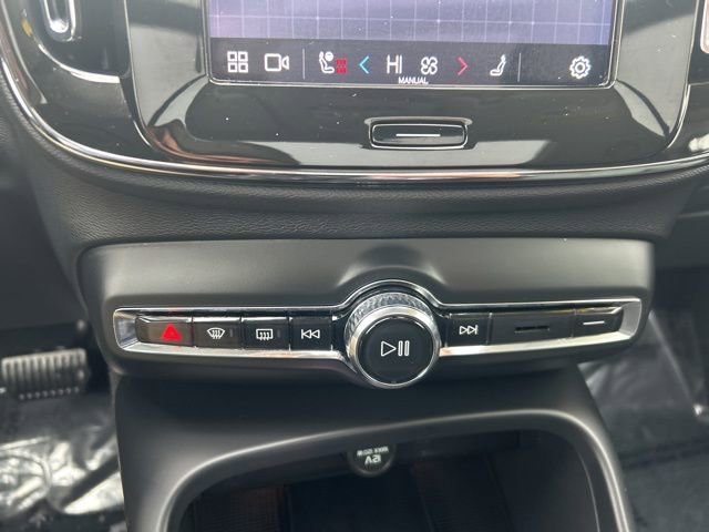 Certified 2025 Volvo XC40 B5 Plus image 25