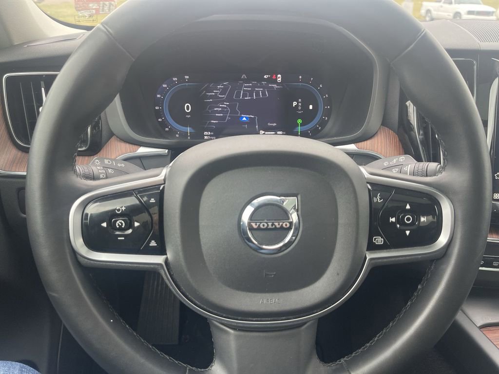 Used 2024 Volvo XC60 B5 Plus image 19