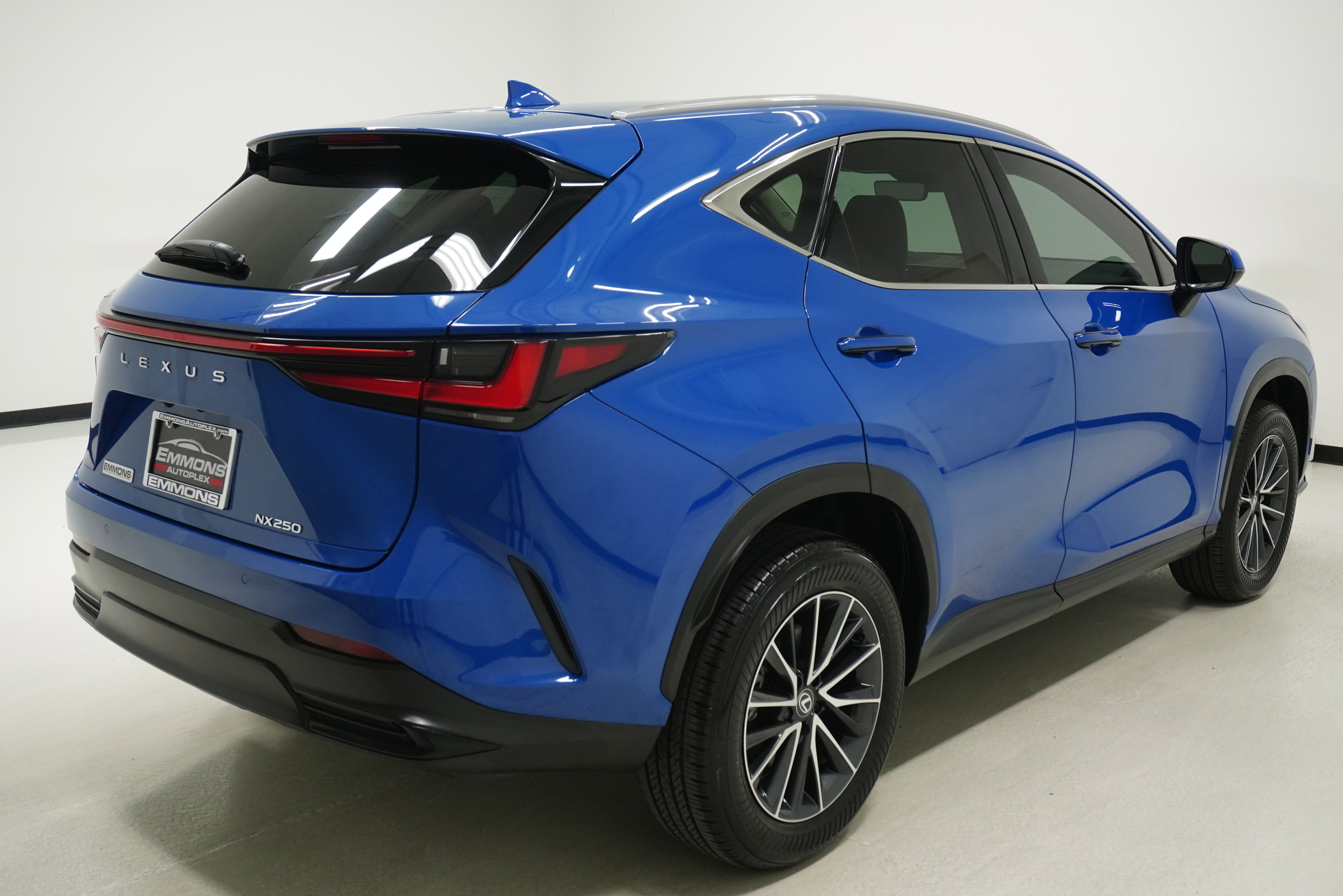Used 2025 Lexus NX 250 FWD w/ Towing Package (2000 Lbs) image 4