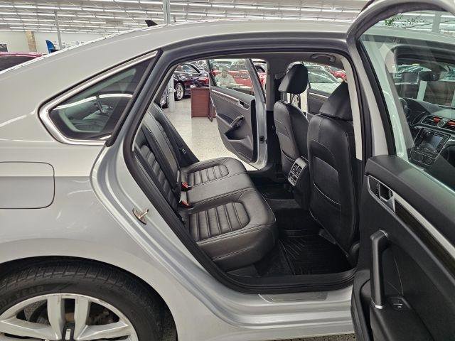 Used 2016 Volkswagen Passat 3.6 SEL Premium image 32