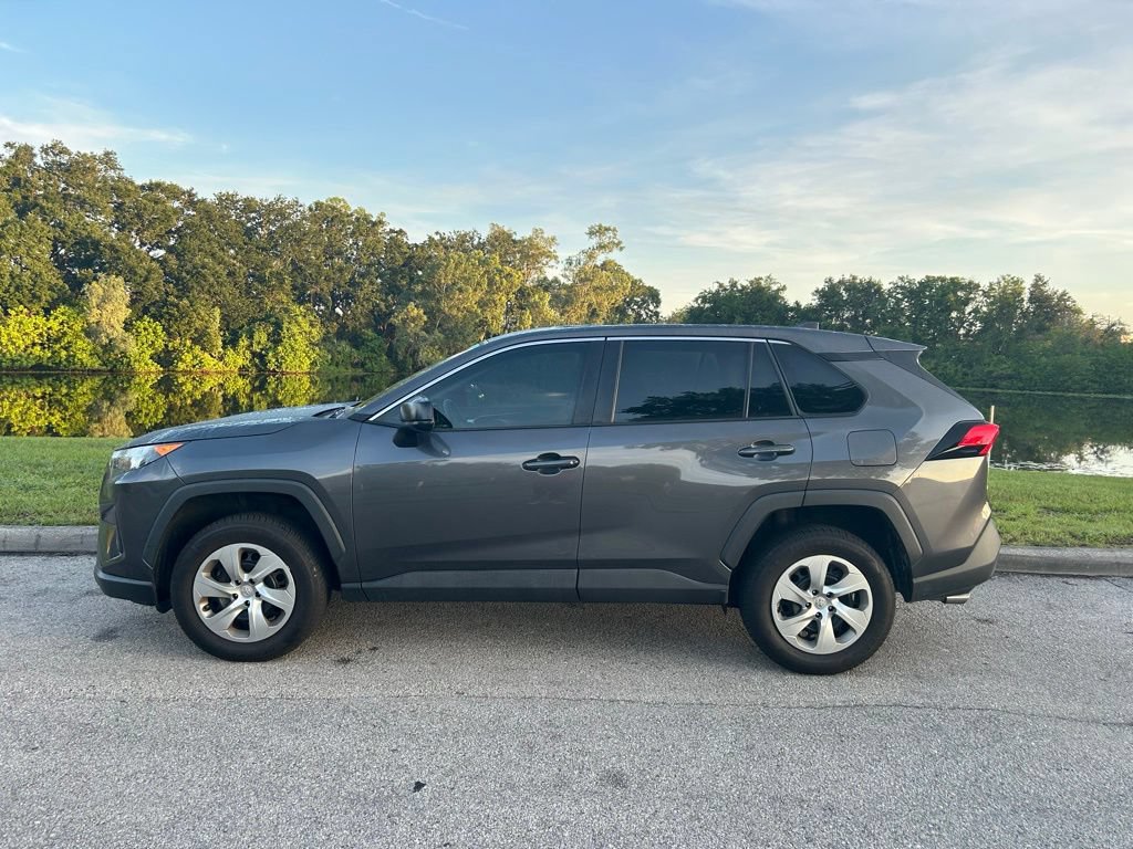 Used 2022 Toyota RAV4 LE FWD image 3