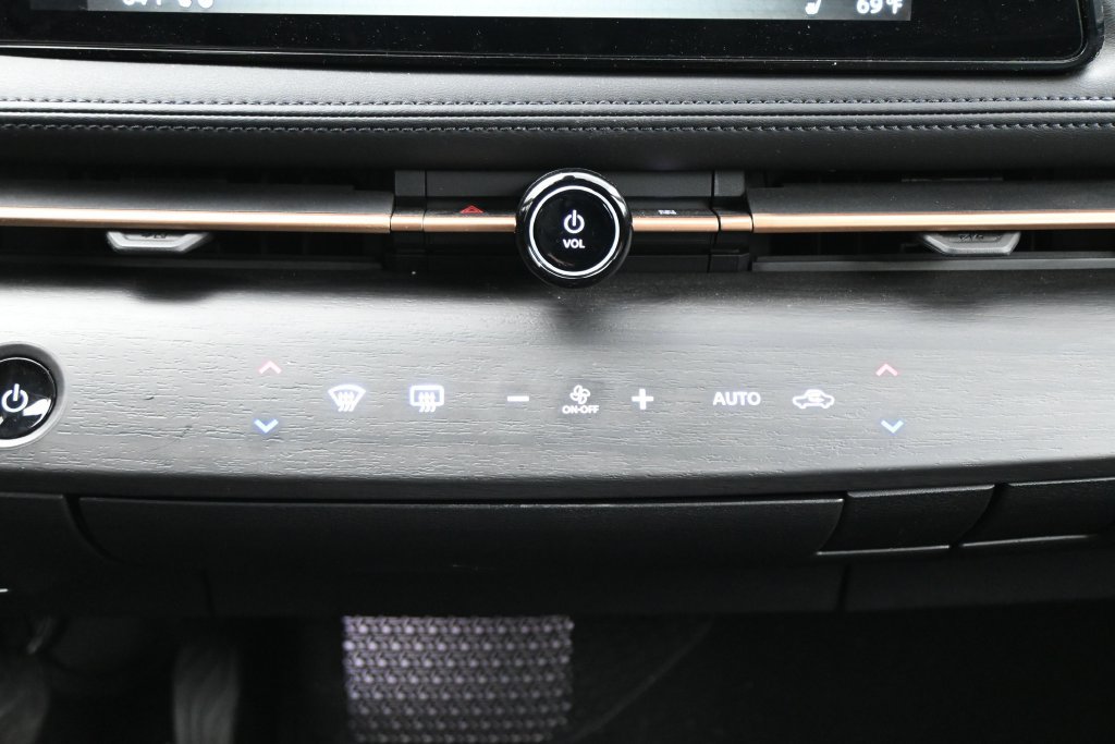 Used 2023 Nissan Ariya AWD image 21