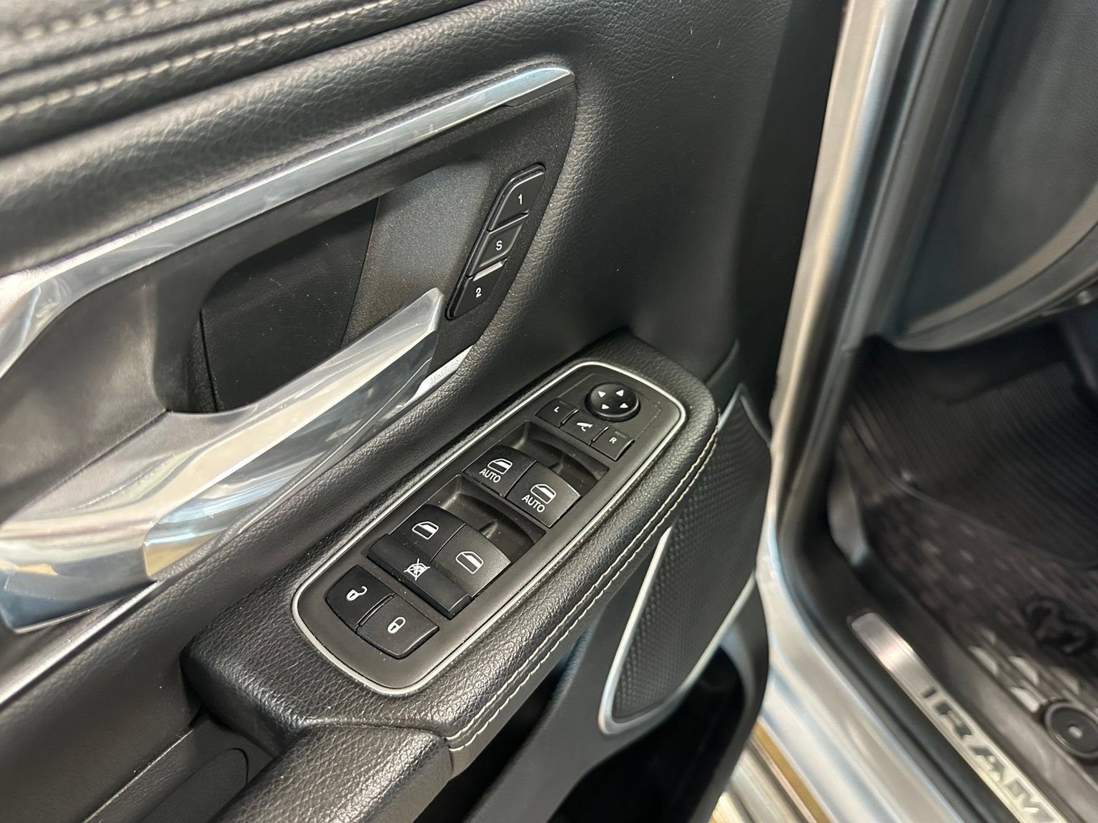 Used 2021 RAM 1500 Laramie AWD/4WD image 12