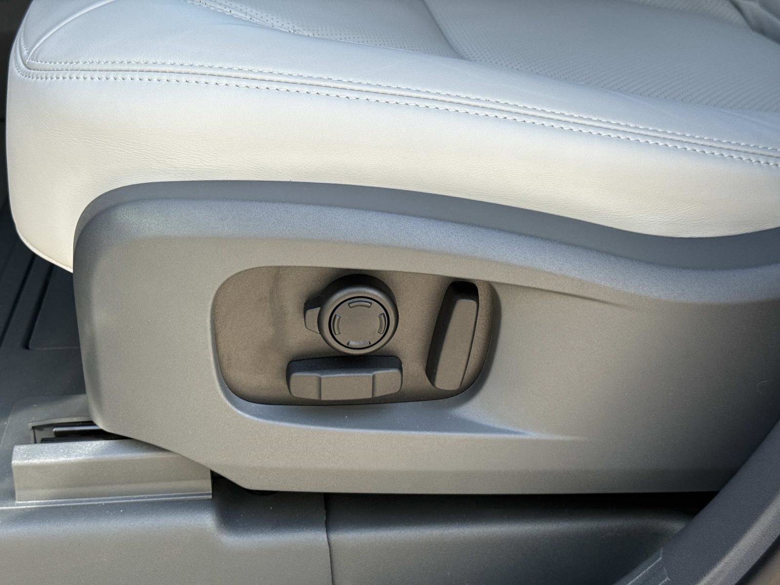 New 2026 Land Rover Defender 110 S image 20