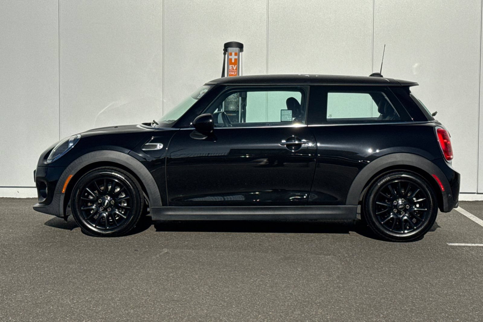 Used 2019 MINI Cooper 2-Door Hardtop w/ Signature Upholstery Package FWD image 2