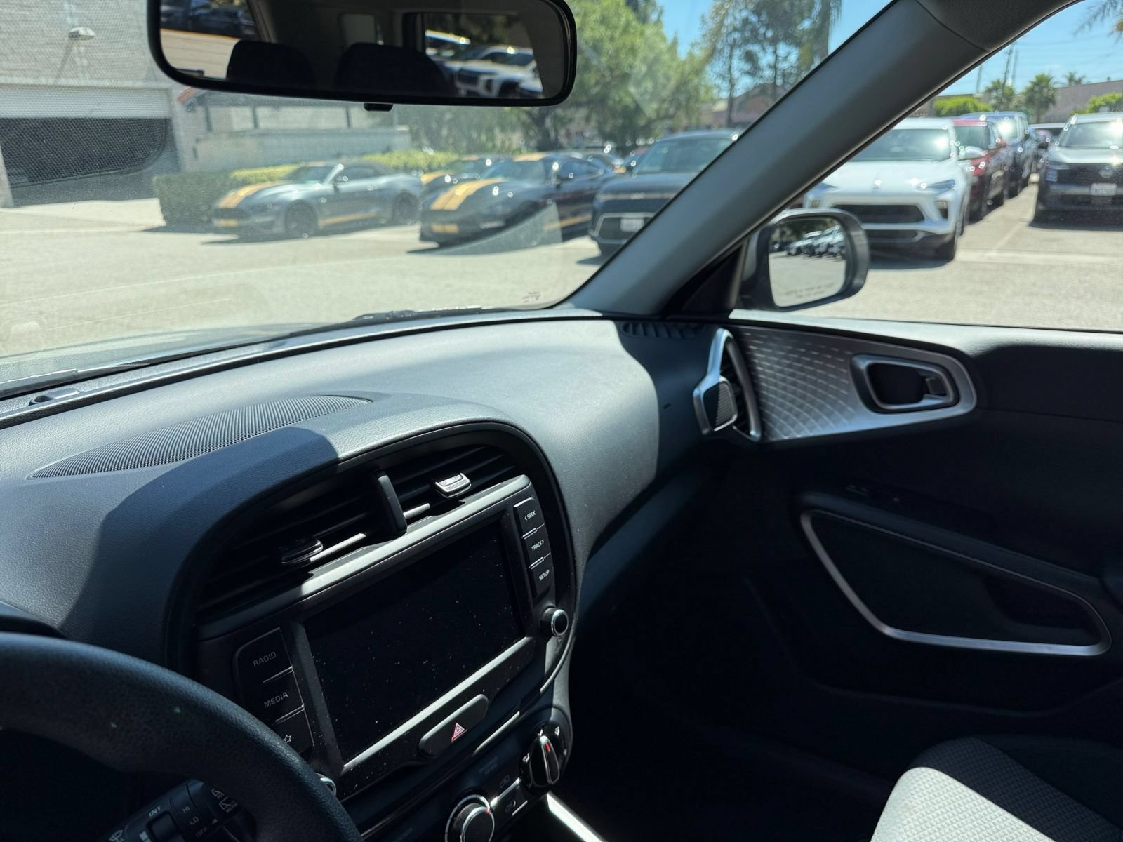 Used 2025 Kia Soul LX w/ LX Technology Package FWD image 31