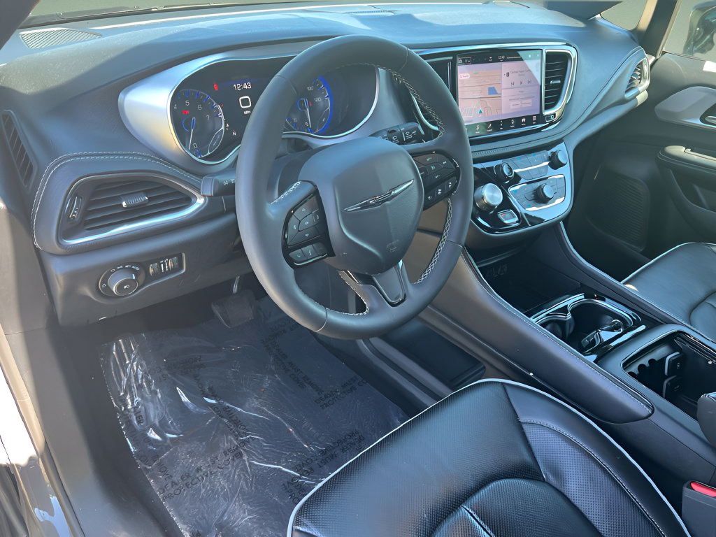 Used 2025 Chrysler Pacifica Limited FWD image 17