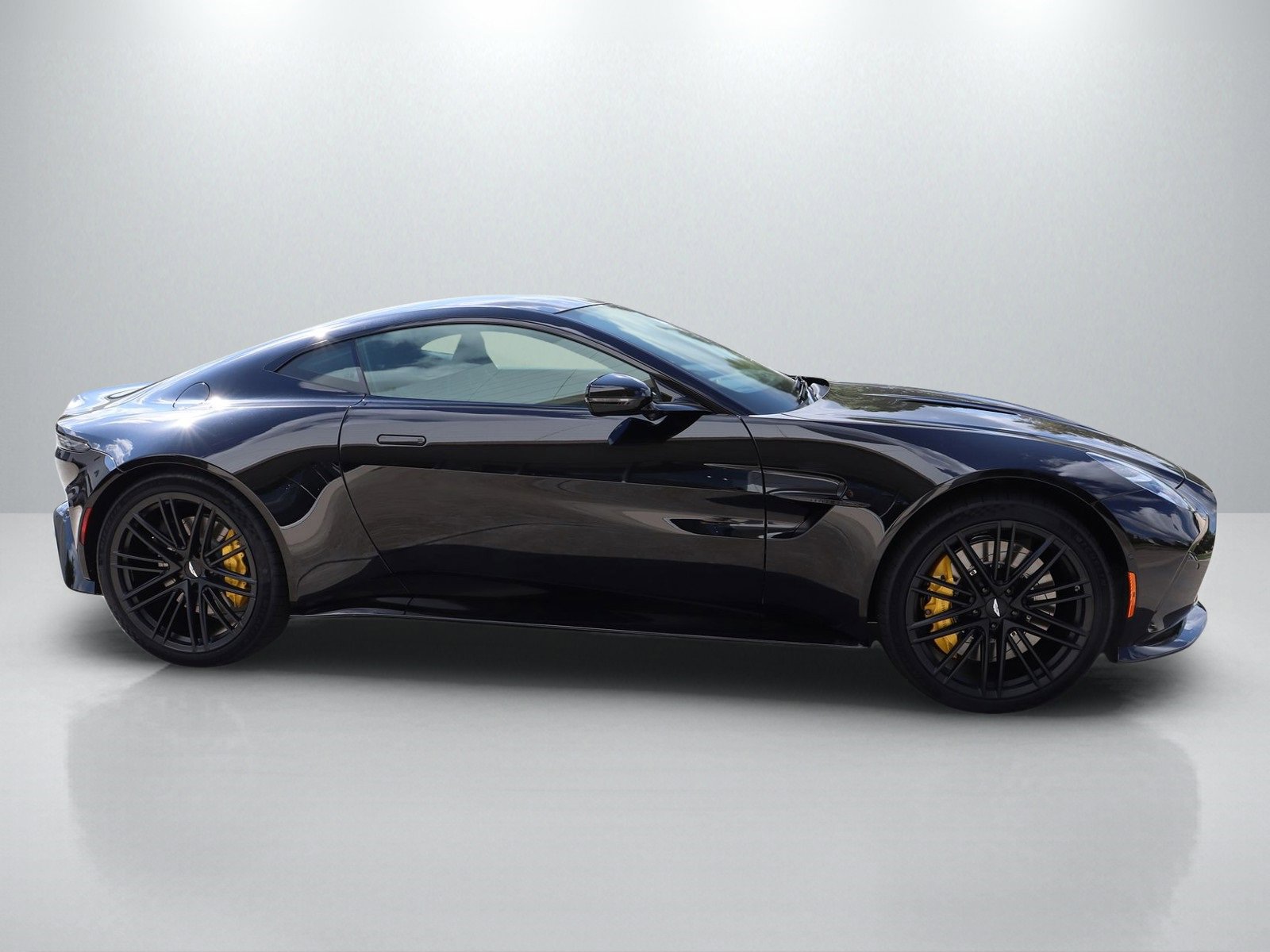 New 2025 Aston Martin V8 Vantage Coupe image 2