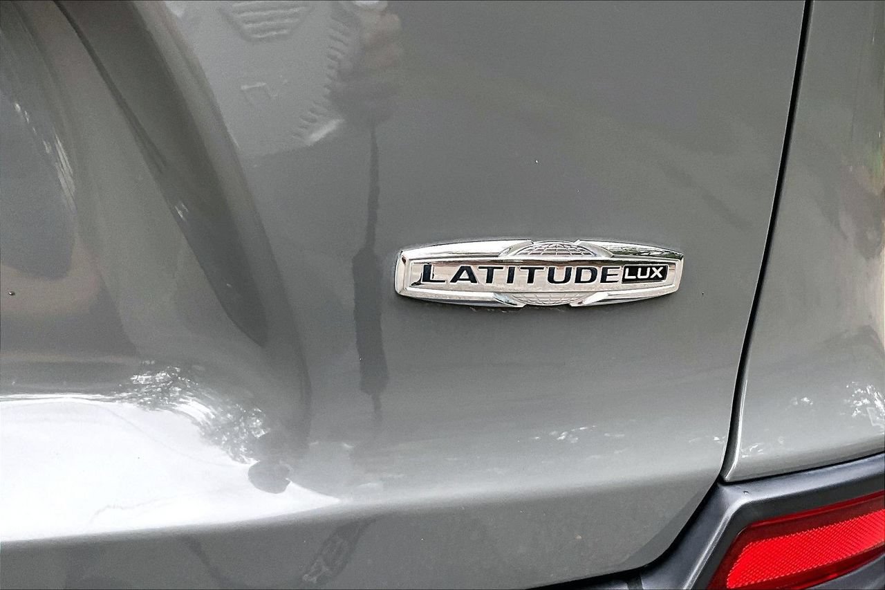 Used 2021 Jeep Cherokee Latitude Lux w/ Comfort/Convenience Group FWD image 21