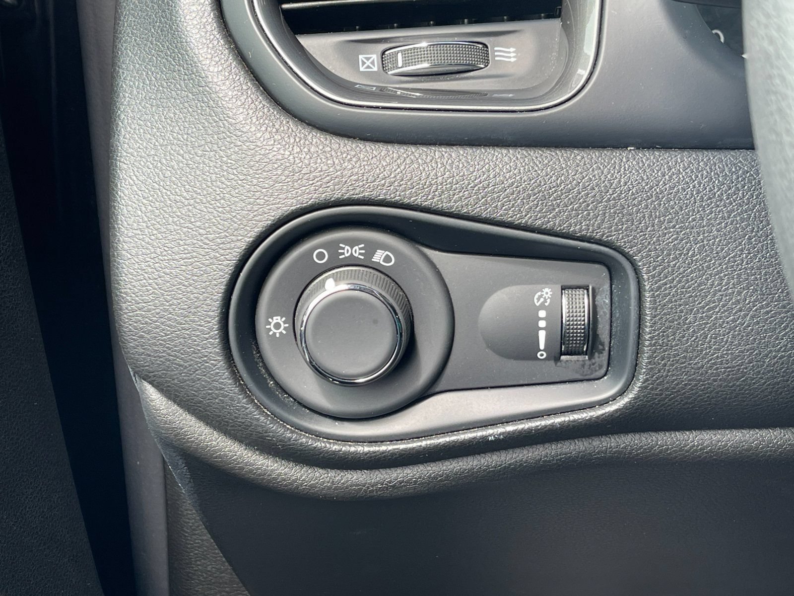 Used 2023 Jeep Renegade Latitude AWD/4WD image 31