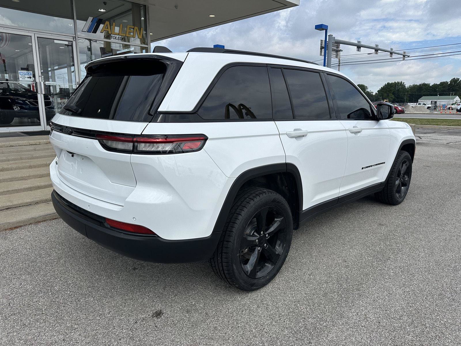 Used 2024 Jeep Grand Cherokee Altitude AWD/4WD image 12