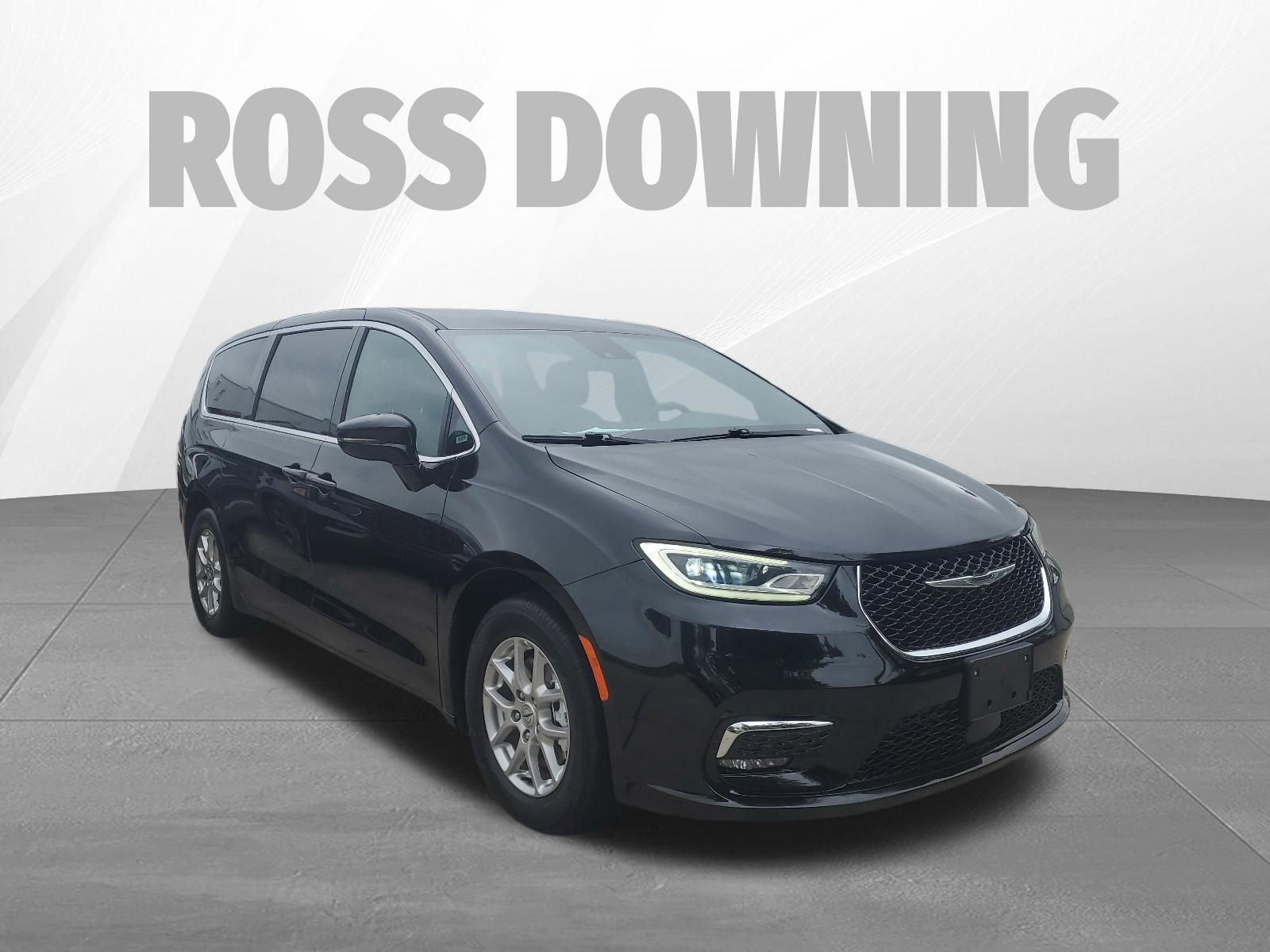 Used 2025 Chrysler Pacifica Select FWD image 3