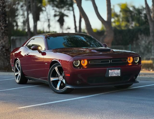 Used 2019 Dodge Challenger R/T w/ Driver Convenience Group RWD image 2