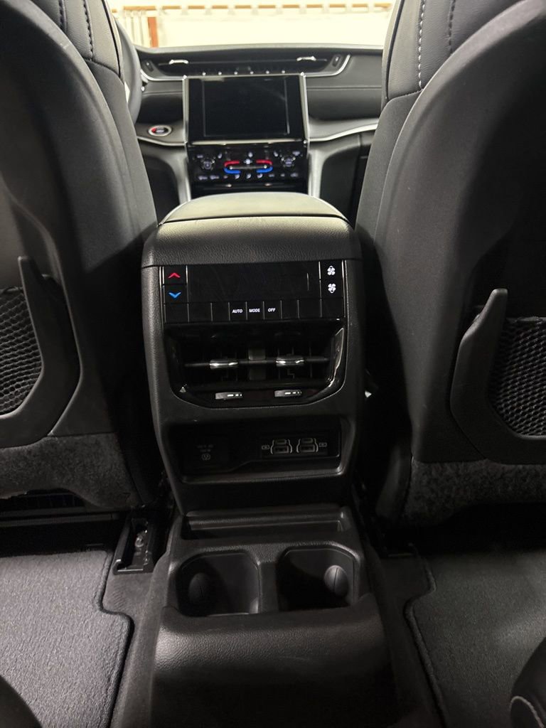 Used 2024 Jeep Grand Cherokee L Laredo image 21