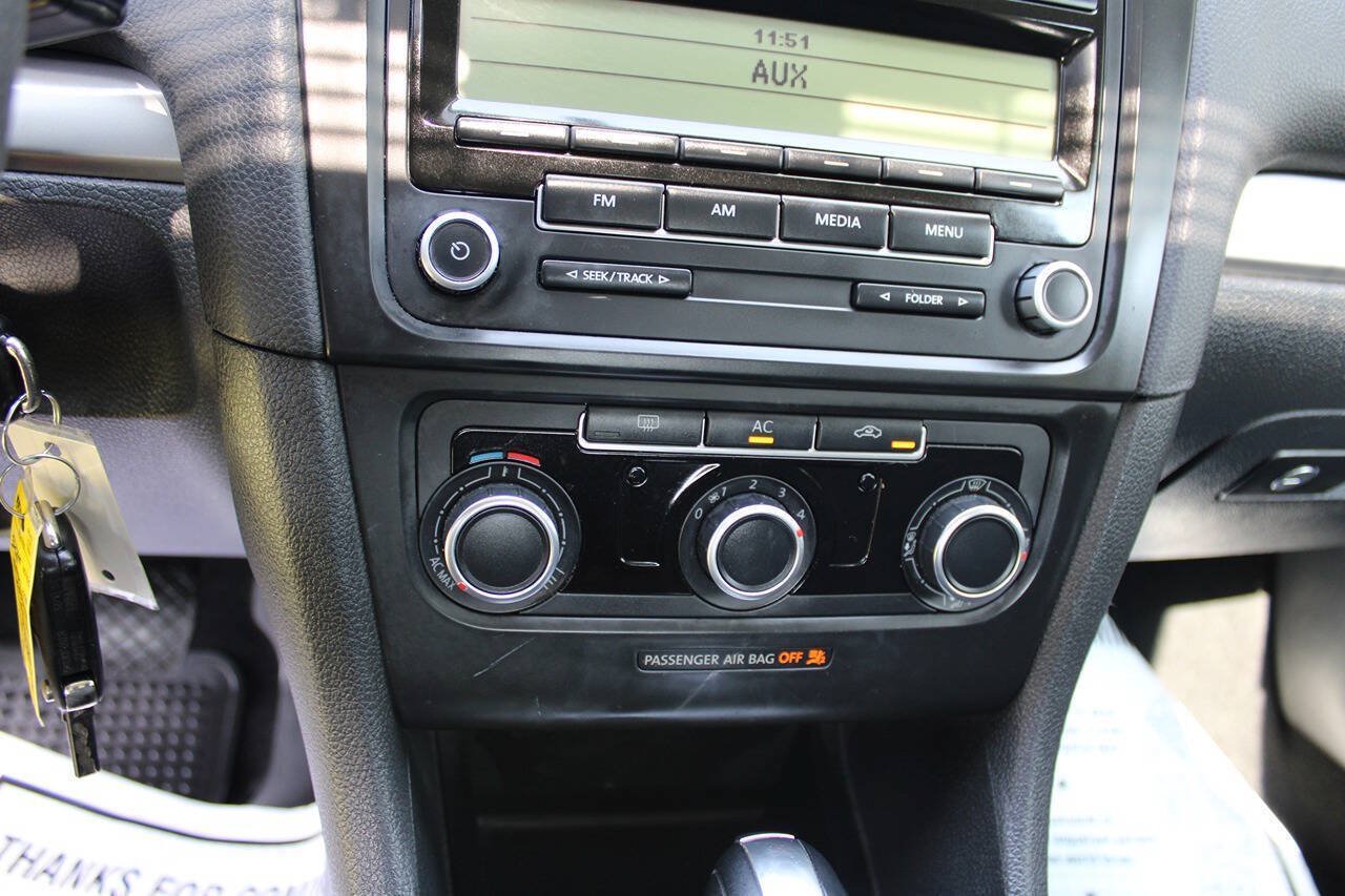 Used 2011 Volkswagen Golf 4-Door FWD image 22