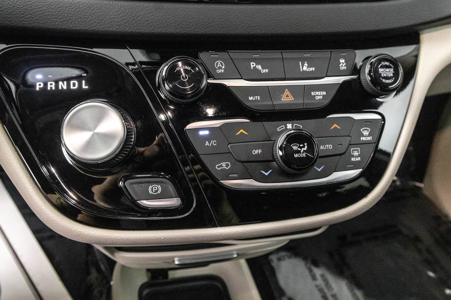 Used 2023 Chrysler Pacifica Touring-L image 27