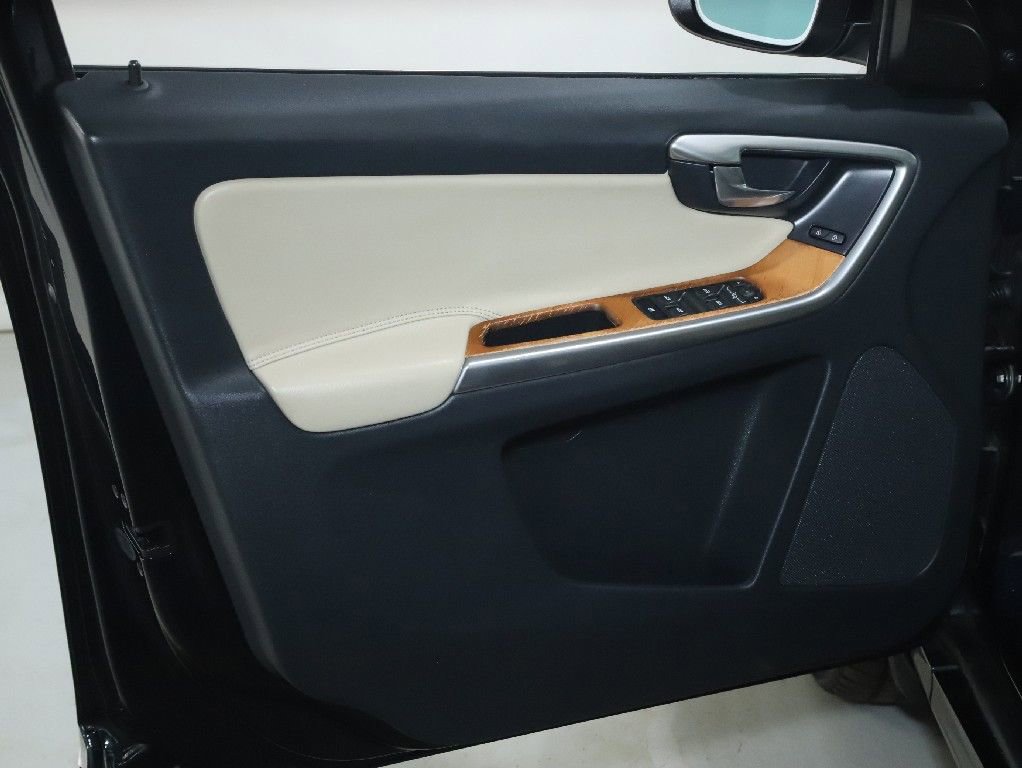 Used 2017 Volvo XC60 T6 Inscription w/ Climate Package image 16