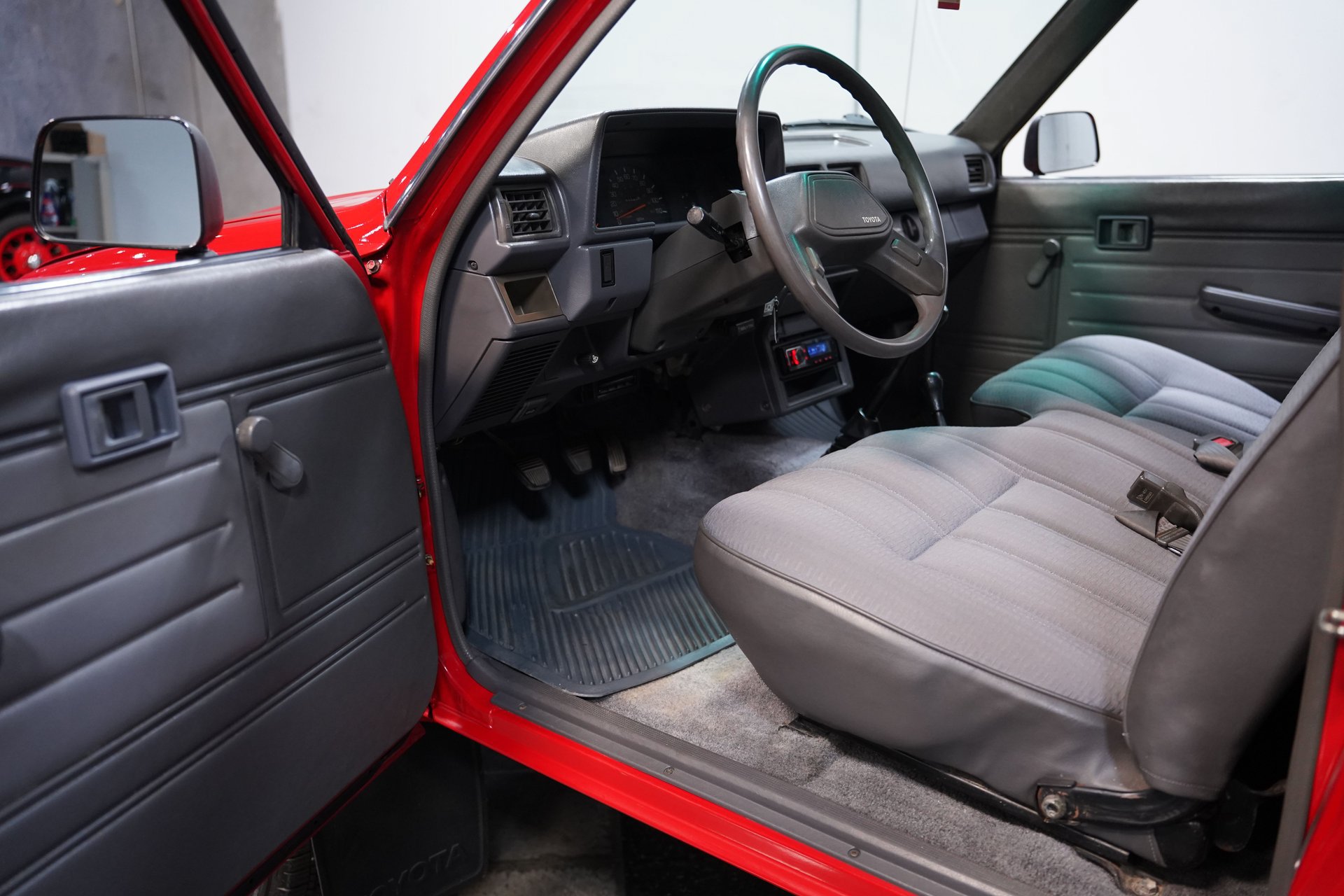 Used 1988 Toyota Pickup 4x4 Regular Cab image 4