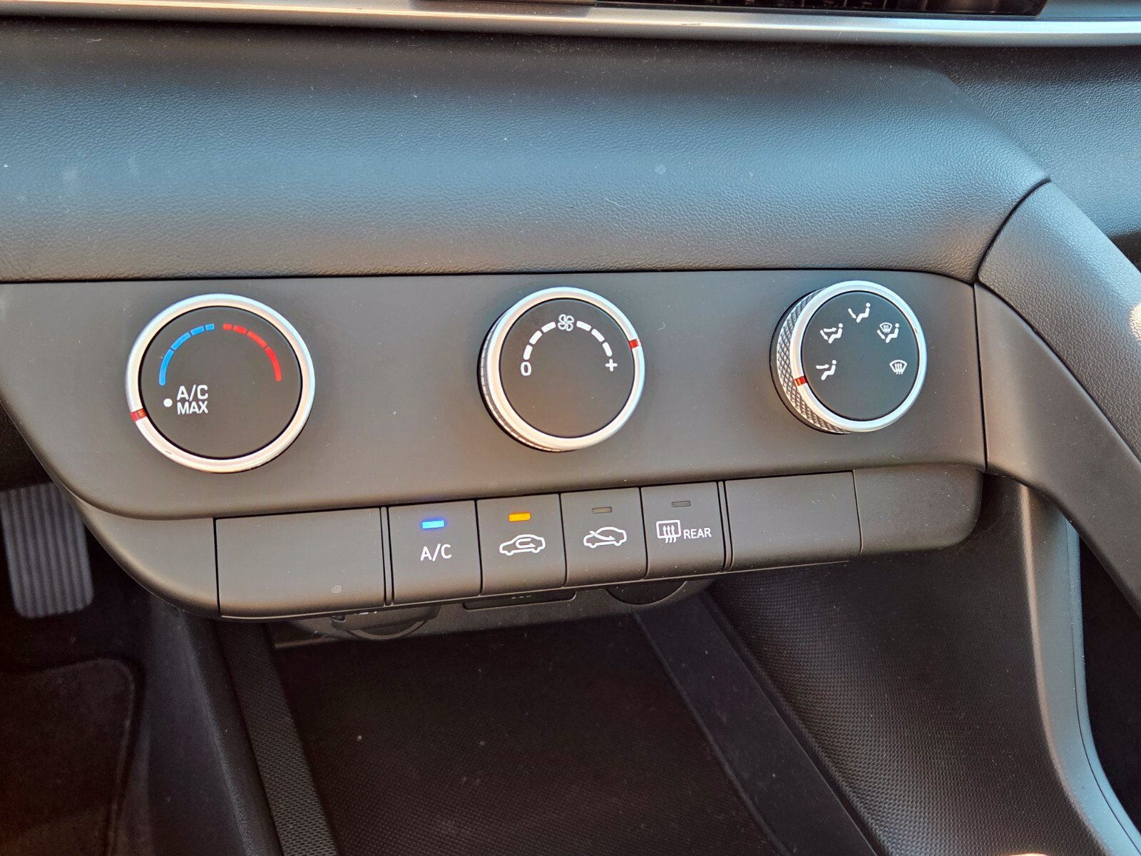 Used 2024 Hyundai Elantra SE FWD image 19