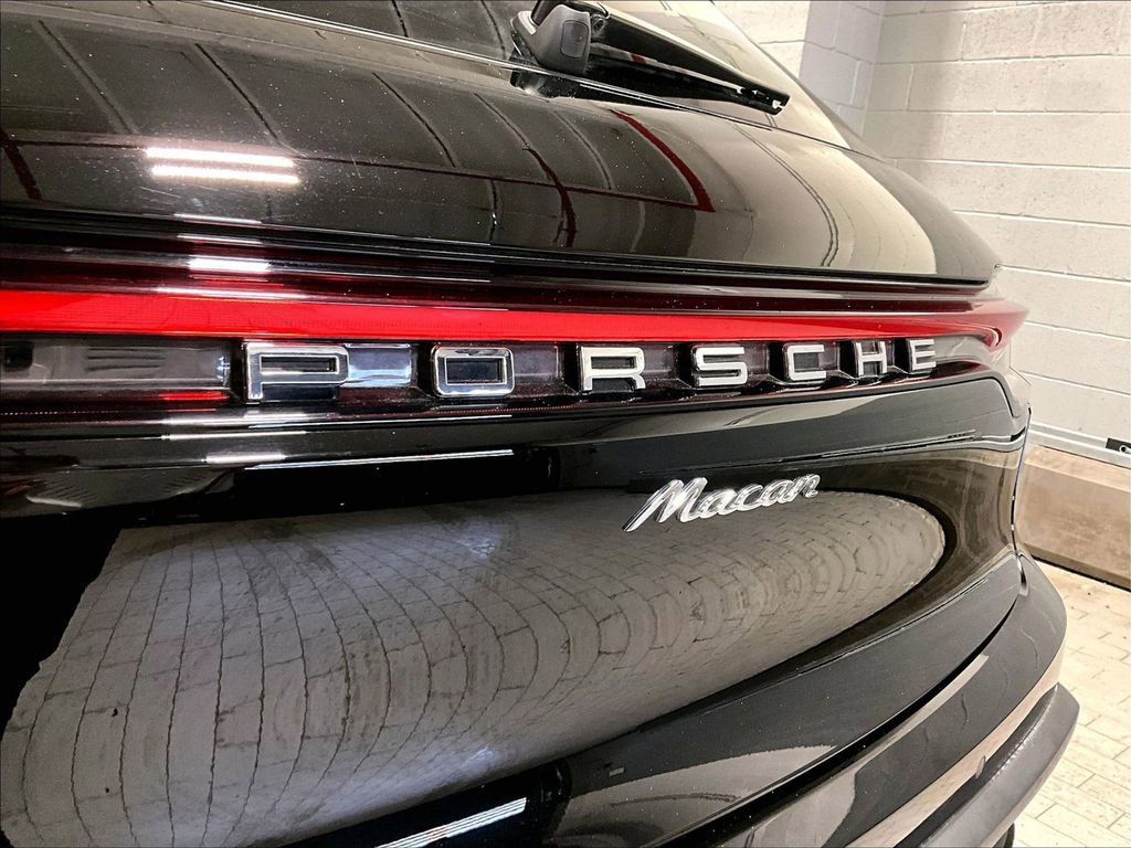 Certified 2023 Porsche Macan AWD/4WD image 13