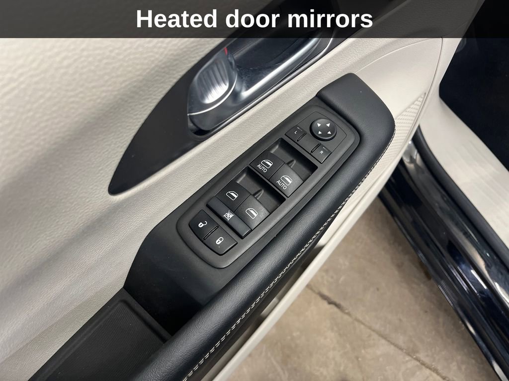 Used 2024 Chrysler Pacifica Select image 15