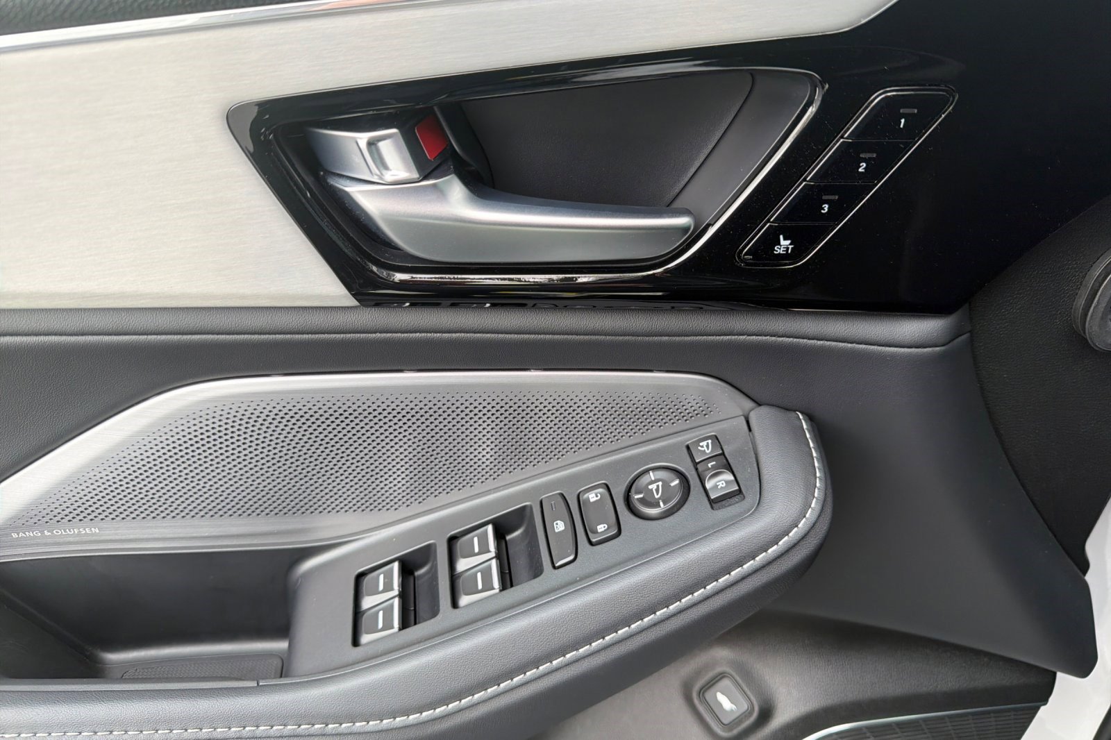 Certified 2026 Acura MDX SH-AWD w/Technology Package image 12