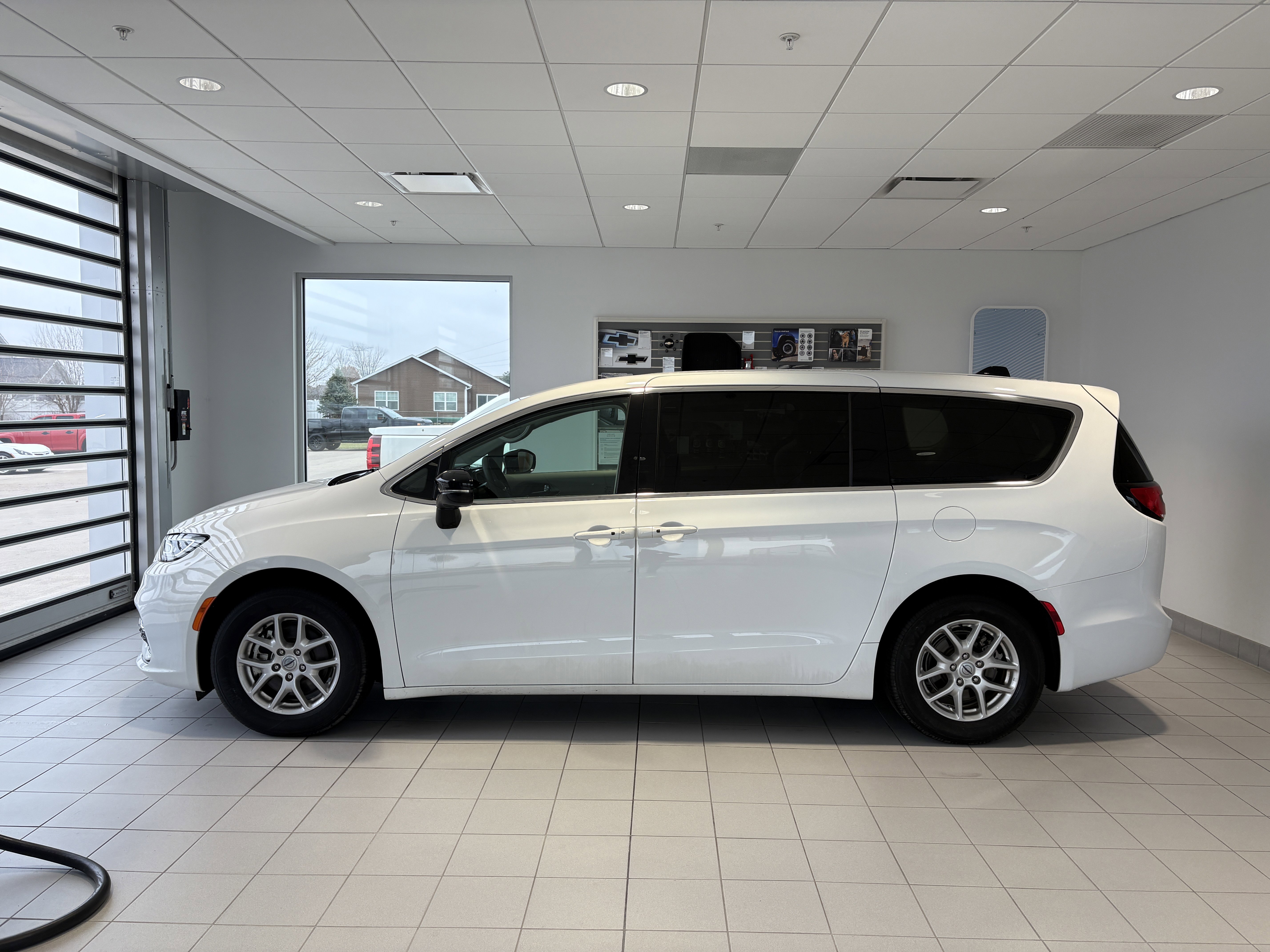 Used 2024 Chrysler Pacifica Touring-L image 2