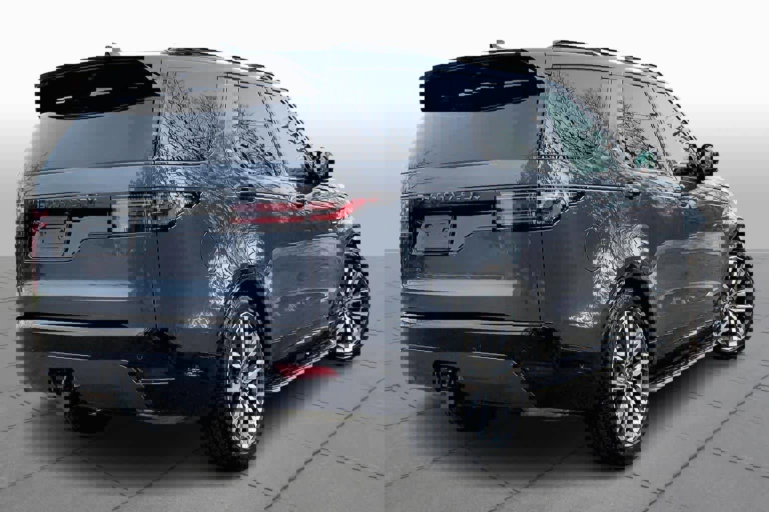 Used 2025 Land Rover Discovery Dynamic SE image 12