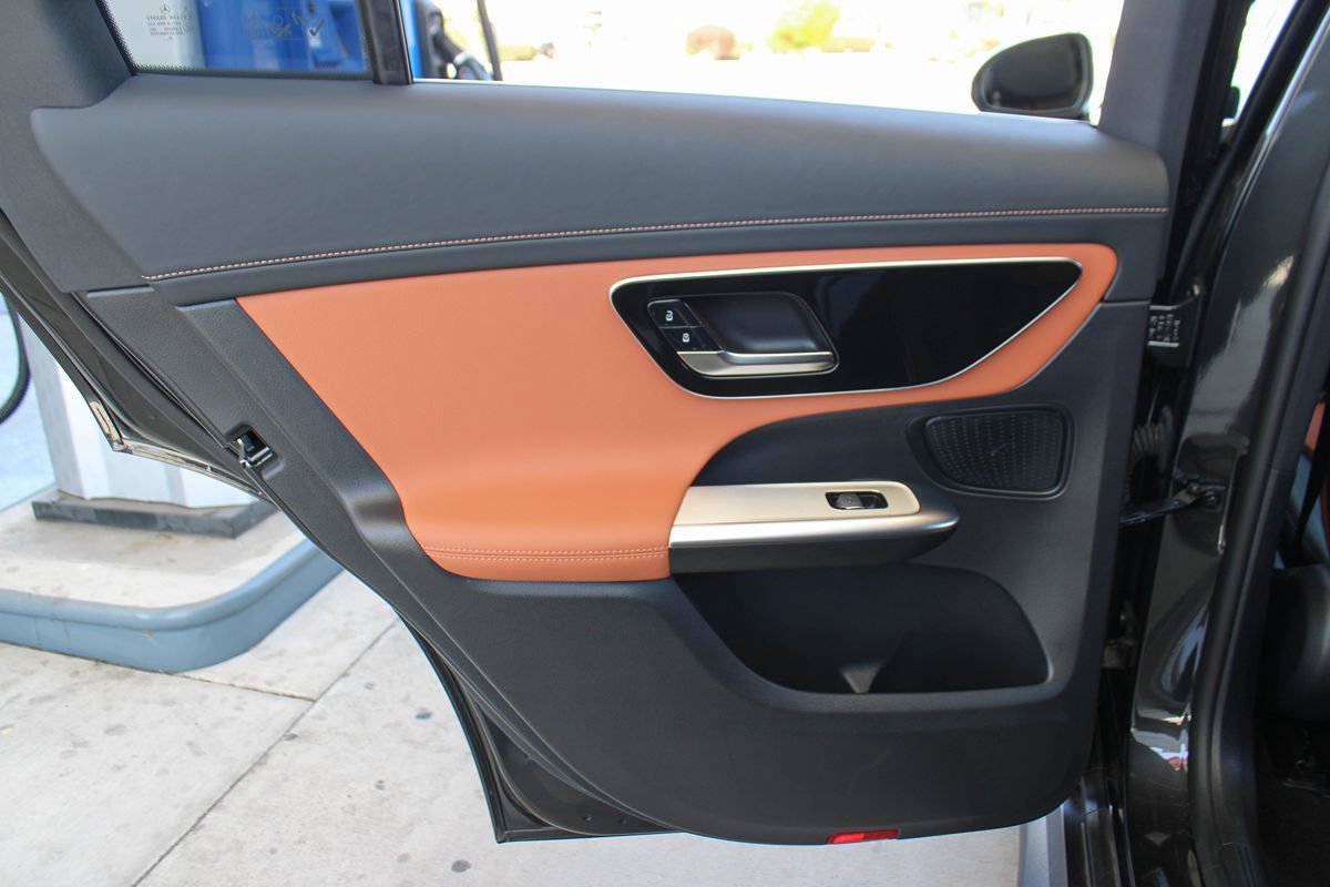 Used 2025 Mercedes-Benz GLC 350e 4MATIC image 41