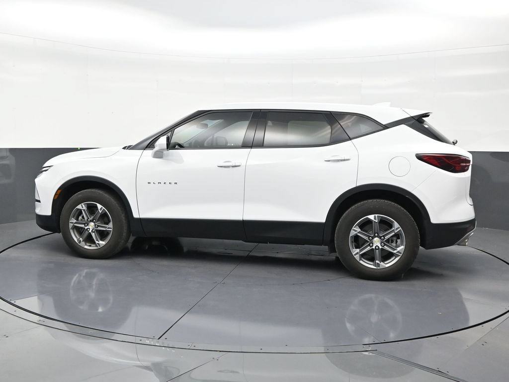 Used 2023 Chevrolet Blazer LT FWD image 2