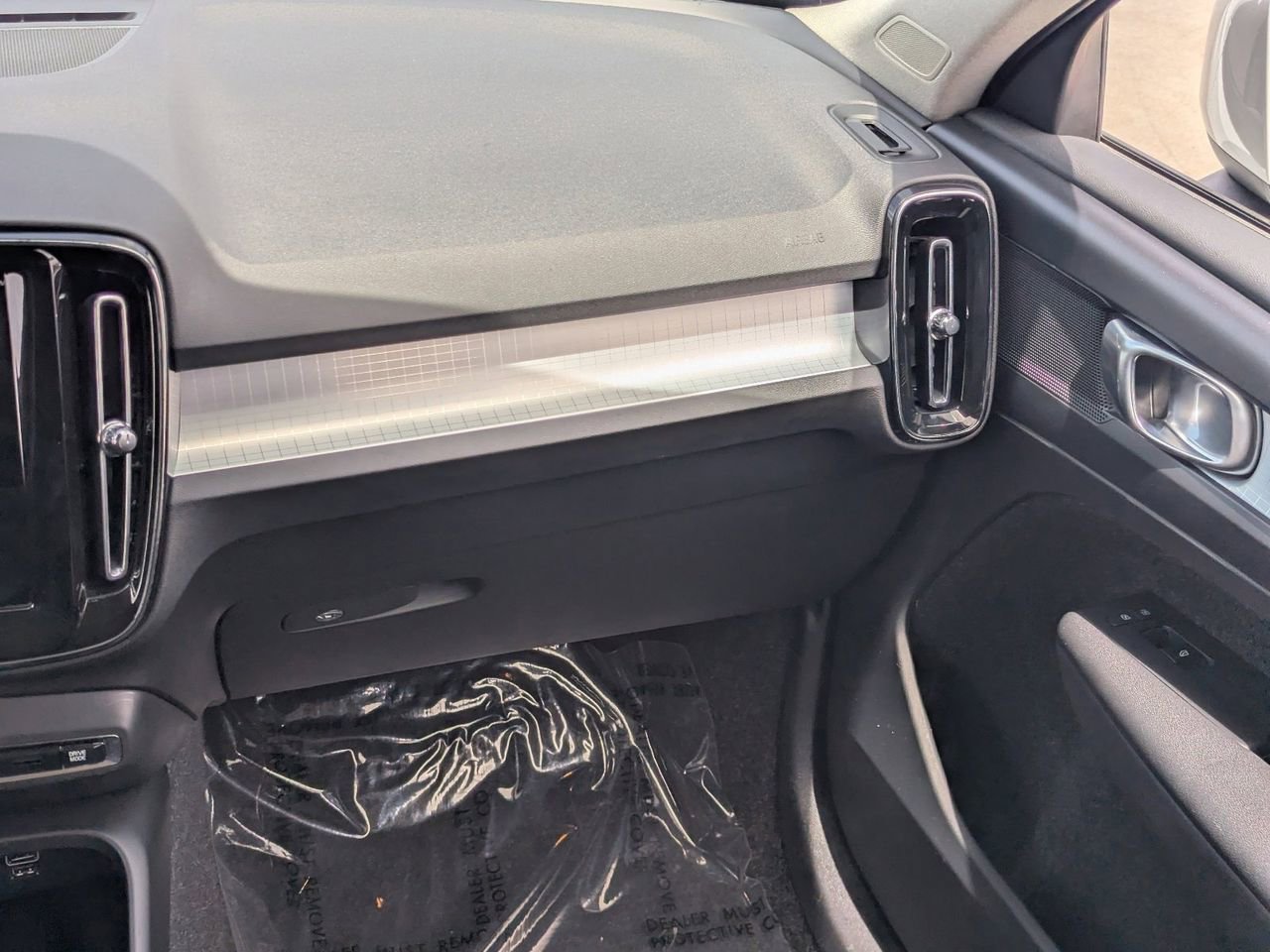 Used 2020 Volvo XC40 T4 Momentum w/ Protection Package Premier image 15